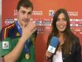 Iker Casillas całuje reporterkę na wizji